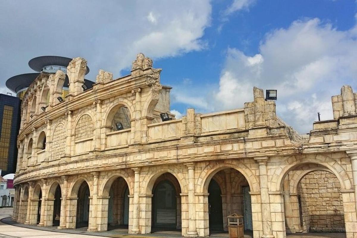 ένα μεγάλο πέτρινο κτίριο με καμάρες στην κορυφή του