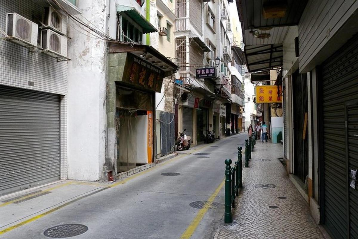 一条空荡荡的街道，小巷里有建筑物