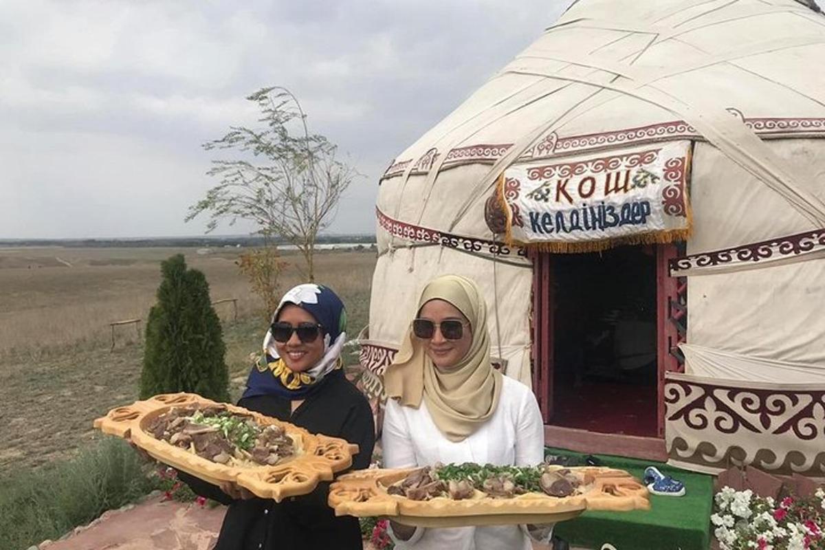 две жене стоје испред камиона са храном