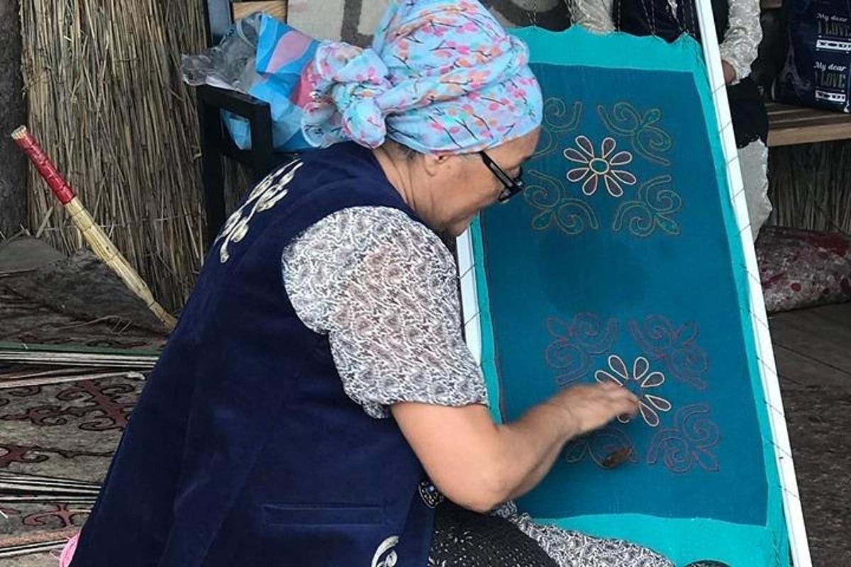 Μια γυναίκα εργάζεται σε έναν μπλε πίνακα