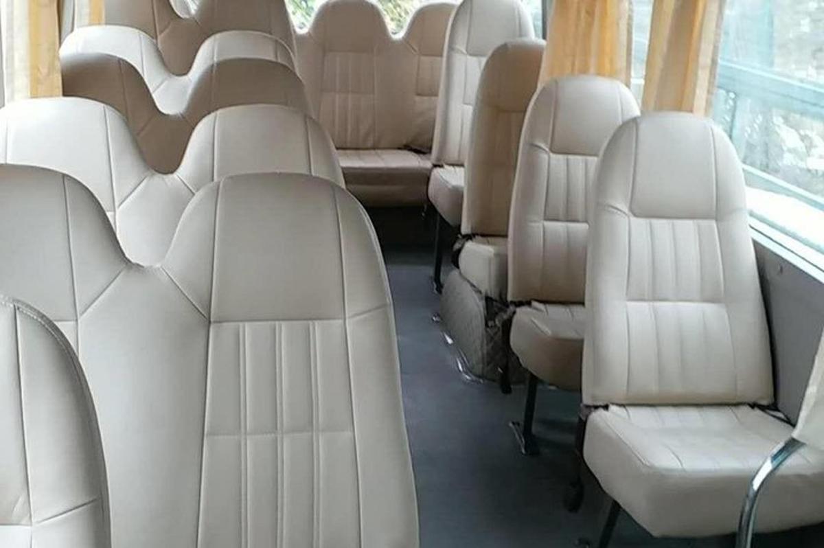 řada bílých sedadel v autobuse