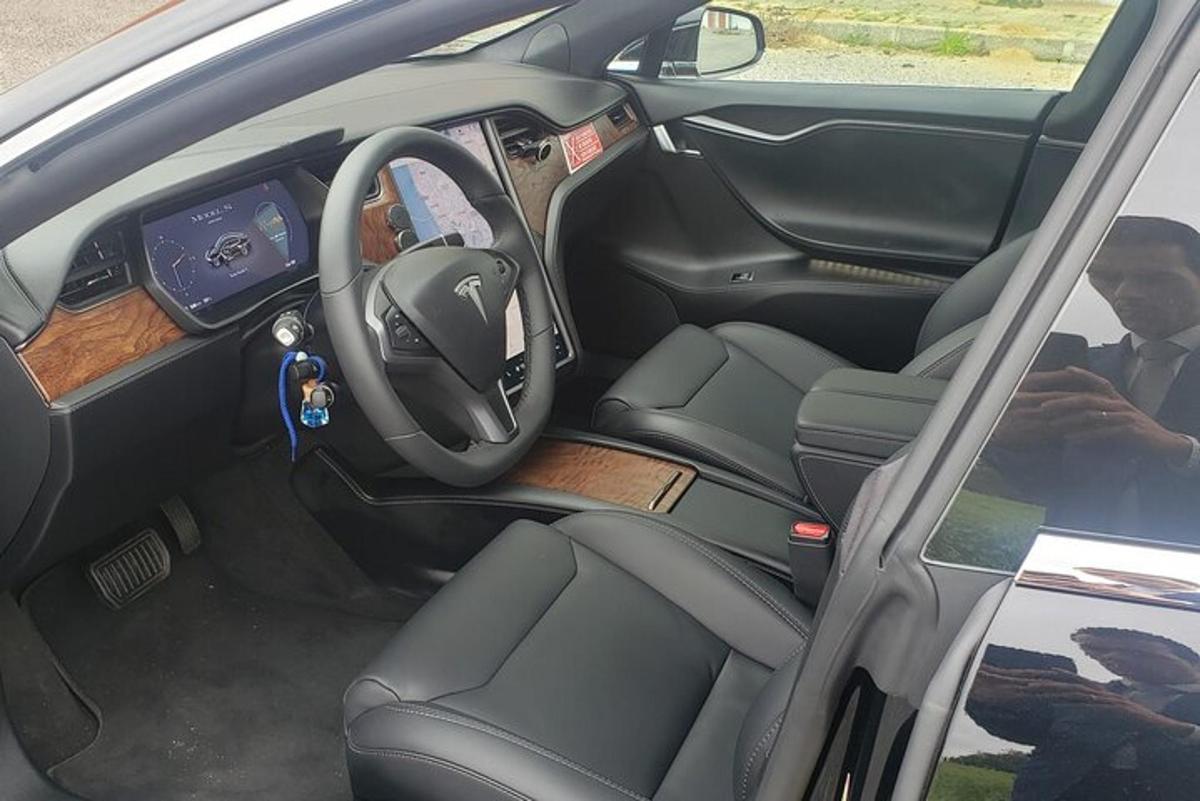 een blik op de binnenkant van een auto