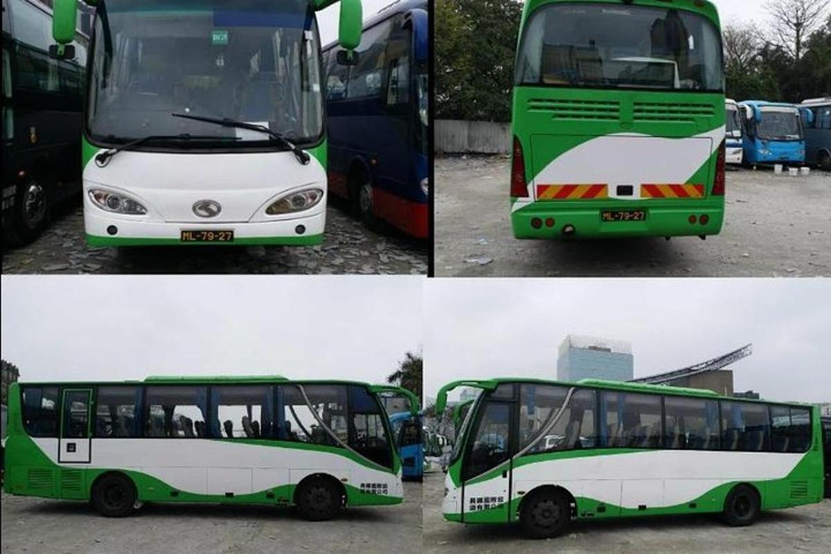 um ônibus verde e branco estacionado em um estacionamento