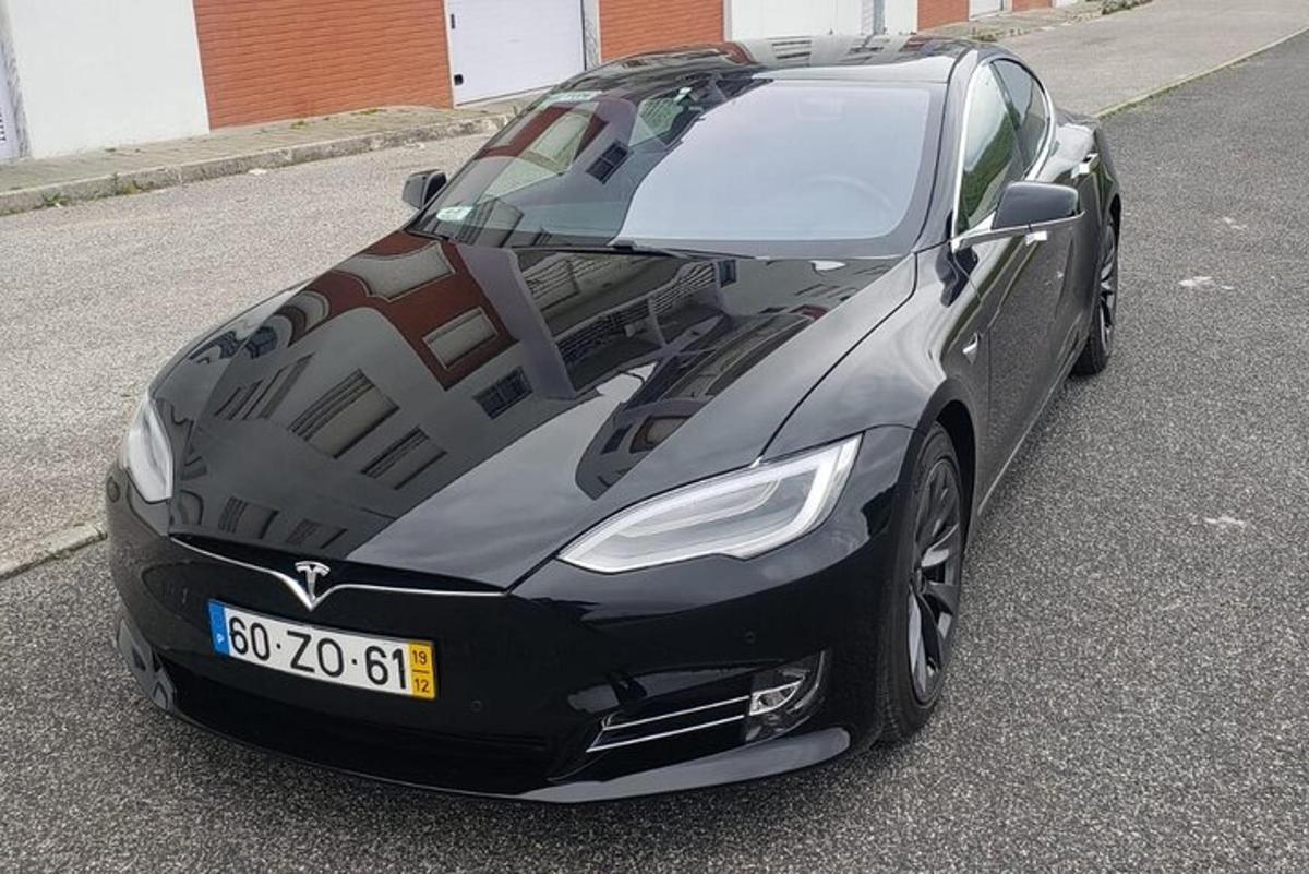 een zwarte auto geparkeerd op een parkeerplaats