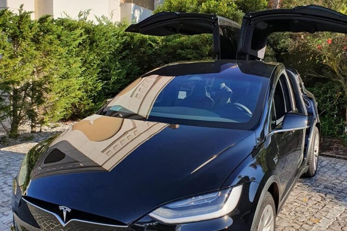 un'auto con le portiere aperte con un uomo seduto dentro