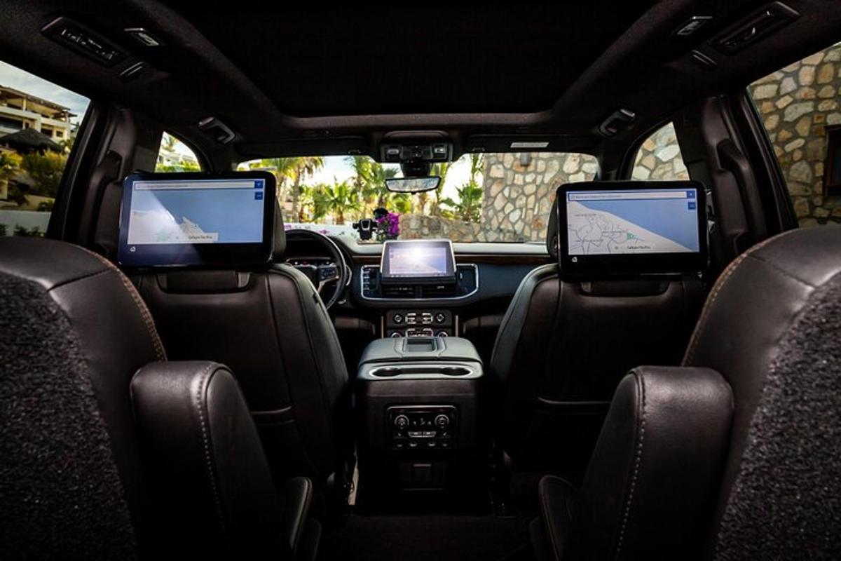 pemandangan kursi belakang mobil dengan empat layar