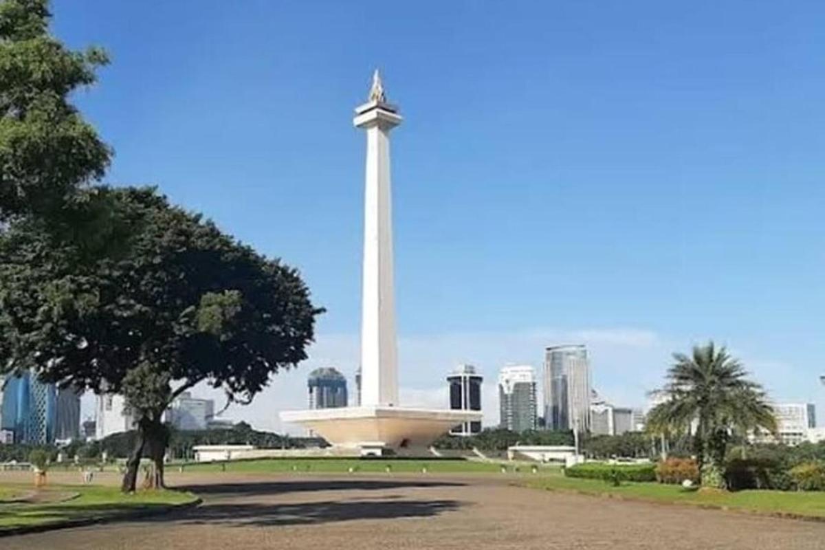 公园里的一座纪念碑，背景是一座城市