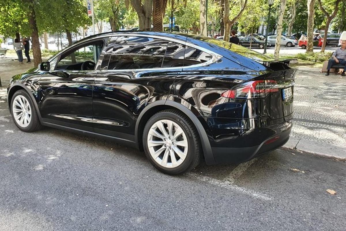 un'auto nera parcheggiata in un parcheggio