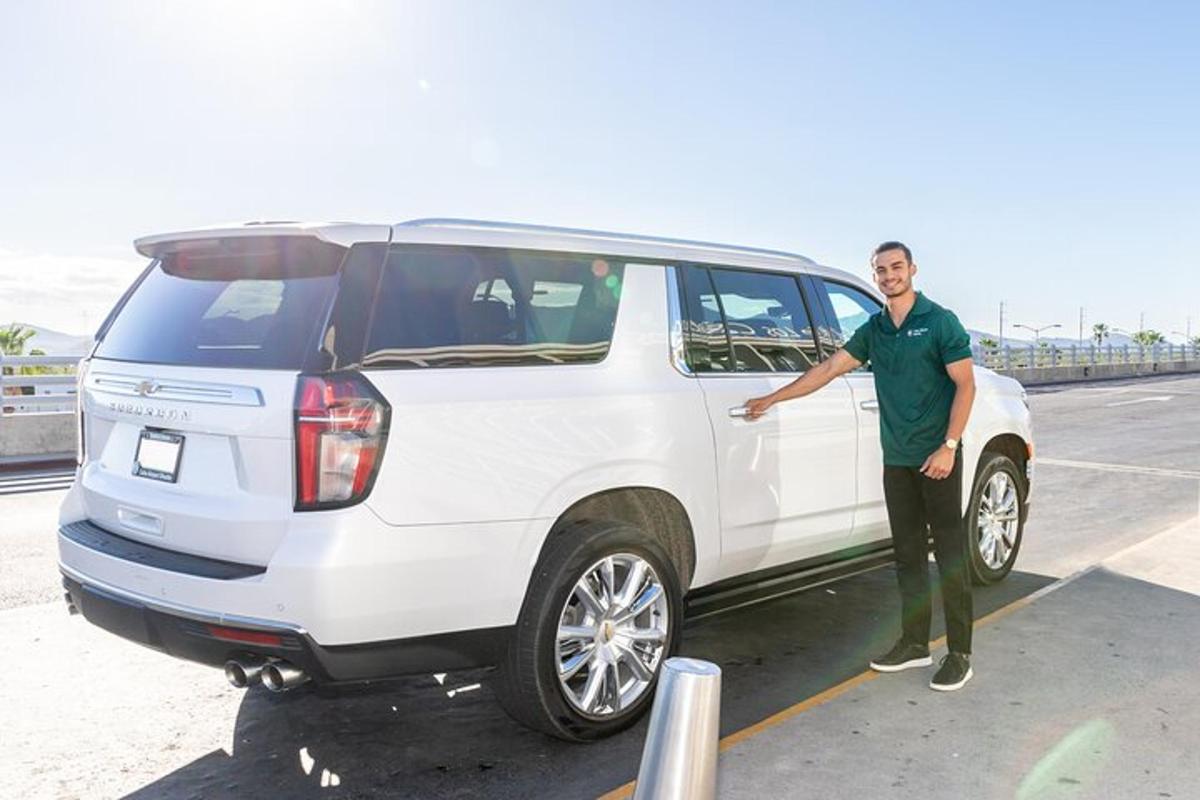 Muž stojí vedle bílého SUV