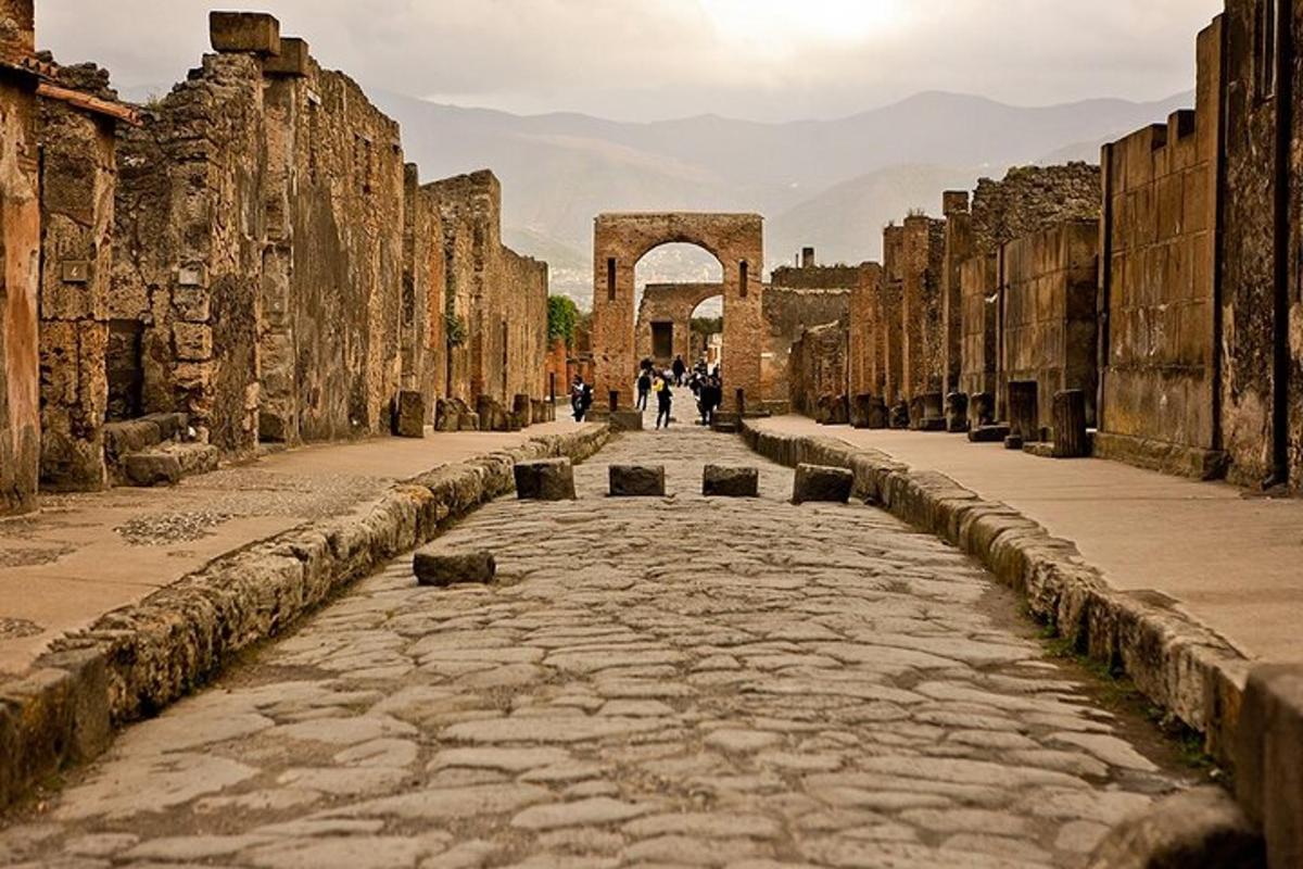 un vicolo tra le rovine dell'antica città