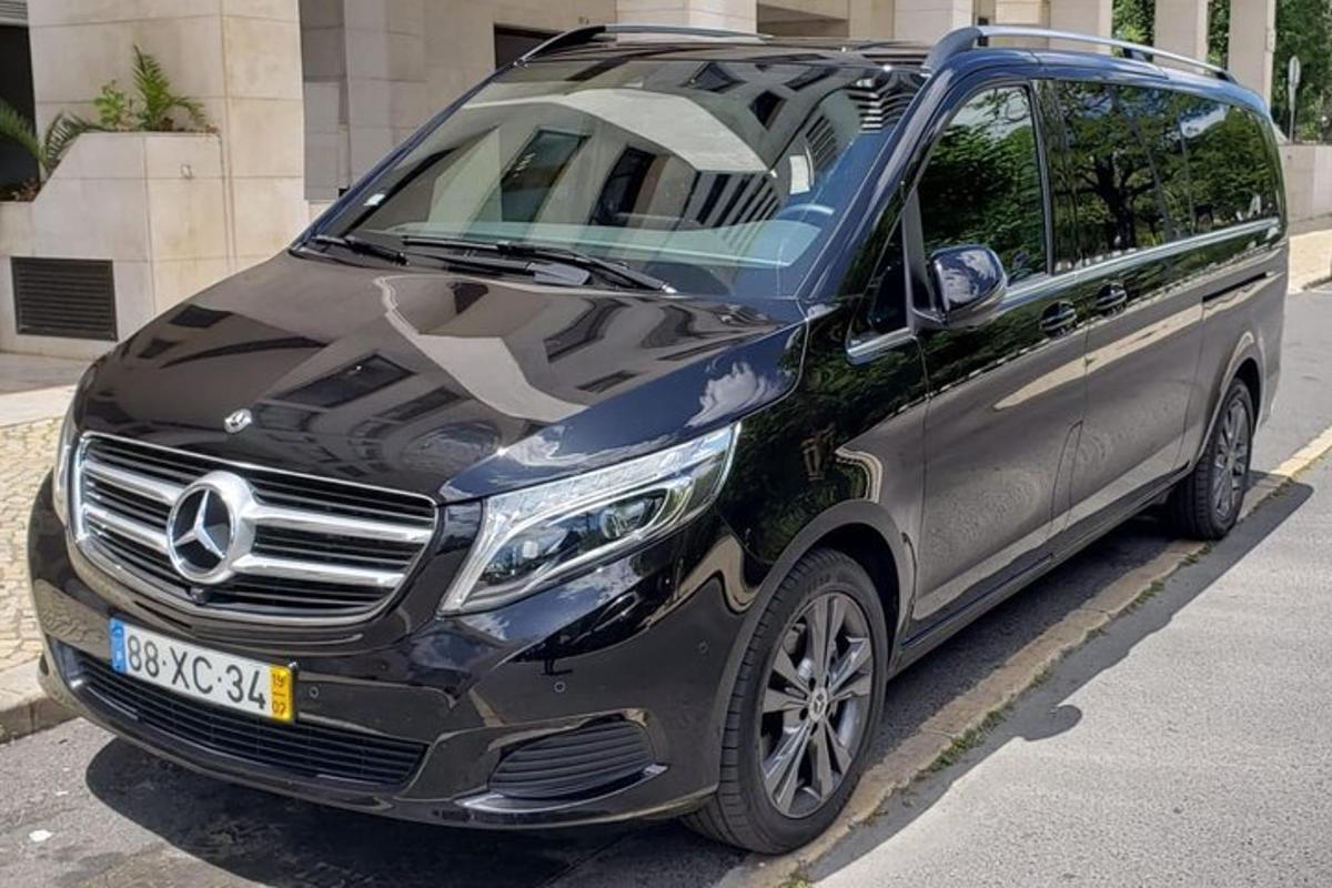 un SUV Mercedes-Benz argintiu parcat pe o stradă