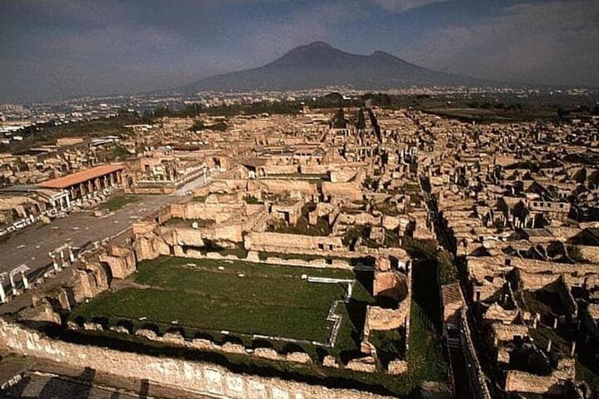 μια εναέρια άποψη μιας πόλης με ένα βουνό στο φόντο