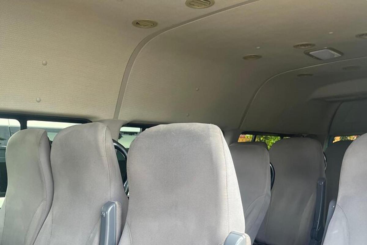 una fila di sedili nella parte posteriore di un'auto