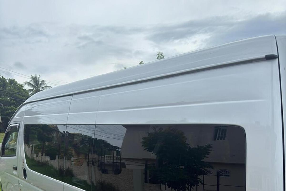 un furgone bianco con il riflesso di un edificio