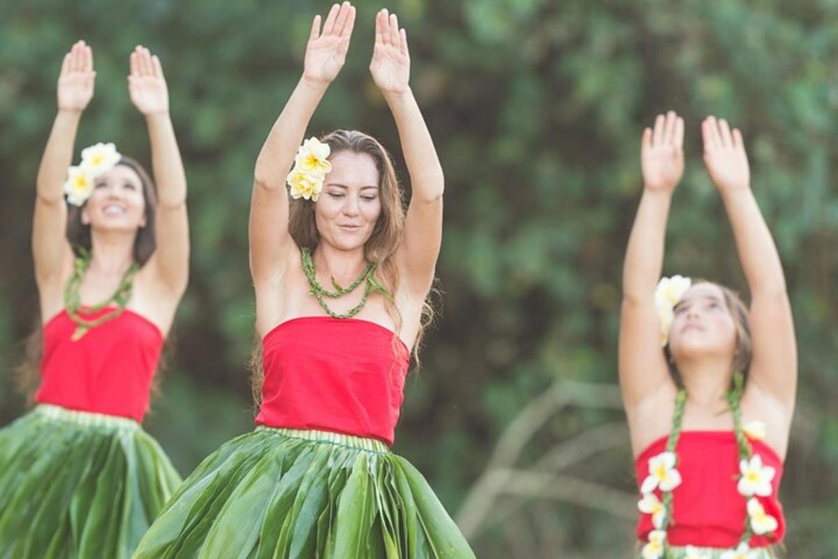 tre ragazze con gonne verdi che eseguono una danza