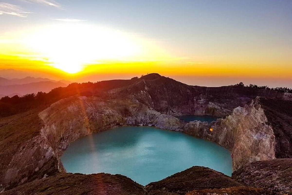 a view of the sun setting on a mountain