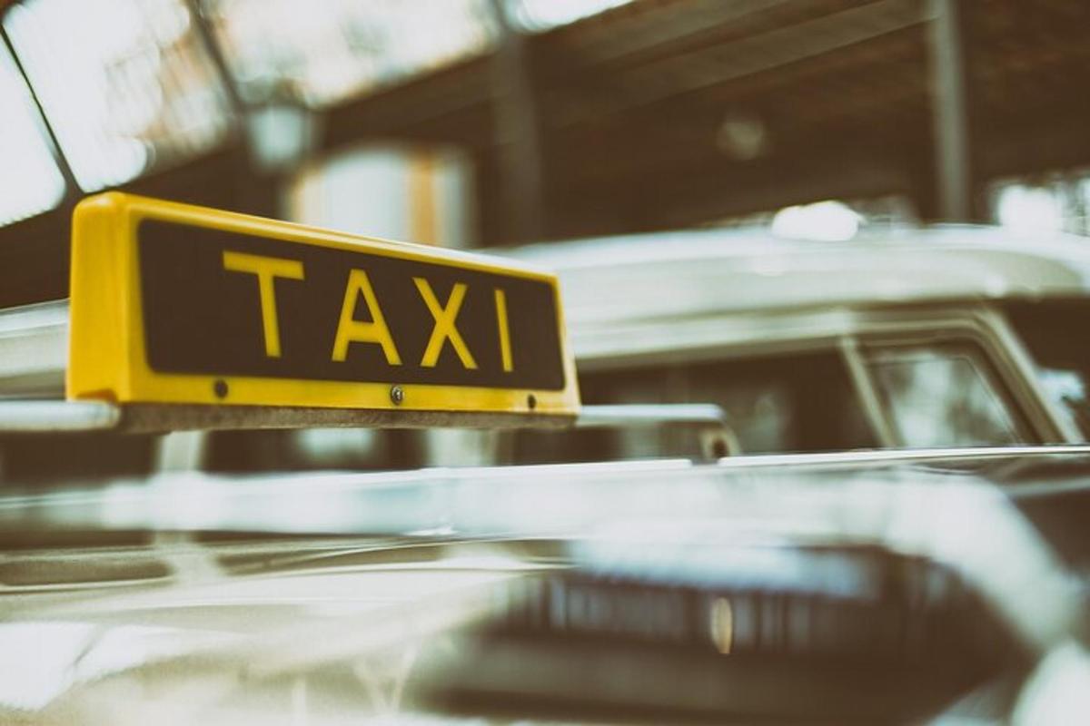 egy taxitábla egy taxi tetején