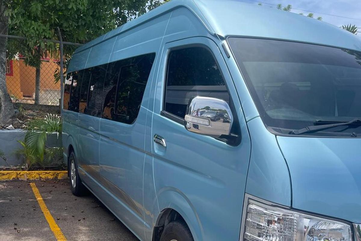 egy kék furgon parkolt a parkolóban