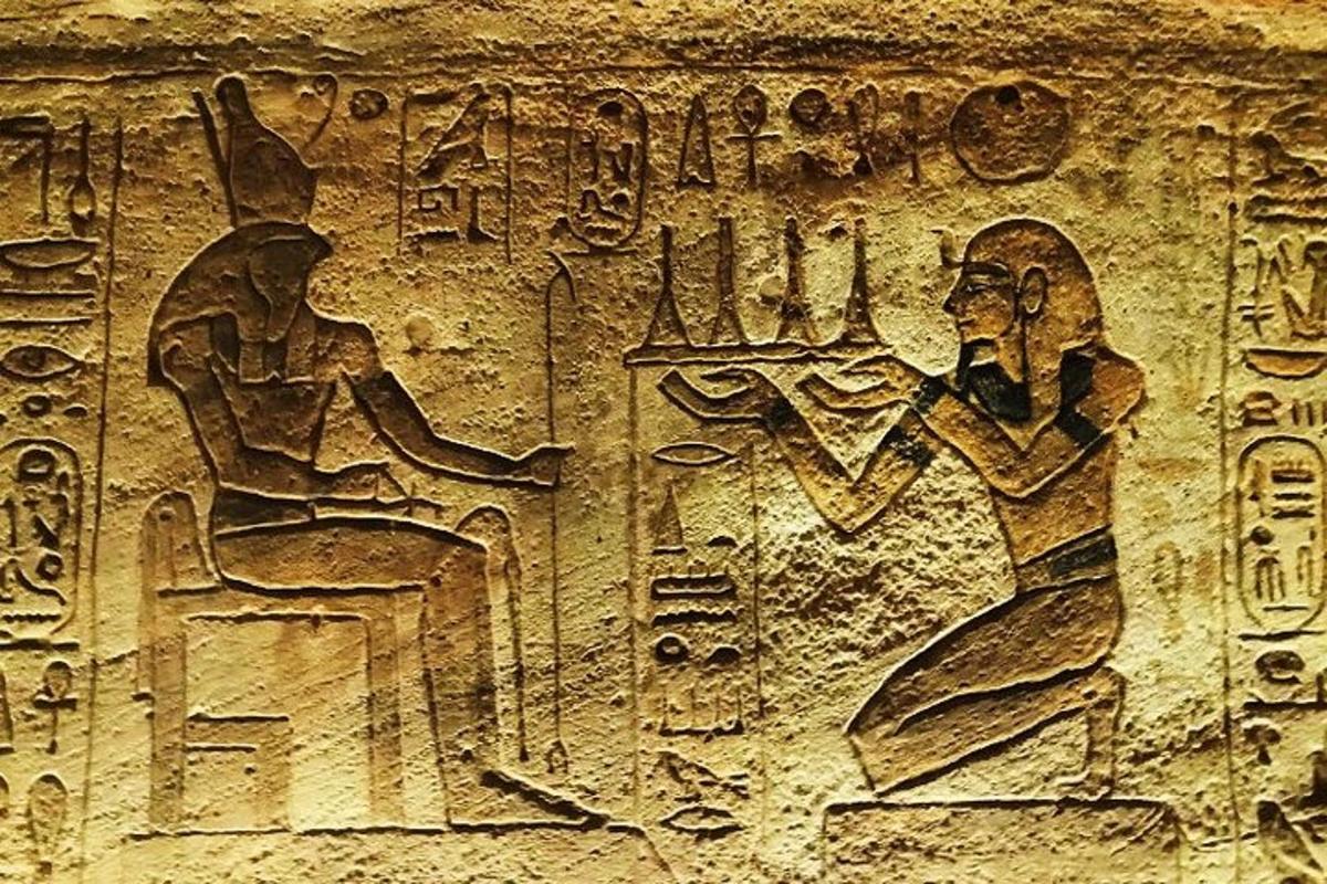 男と女の彫刻が施された壁
