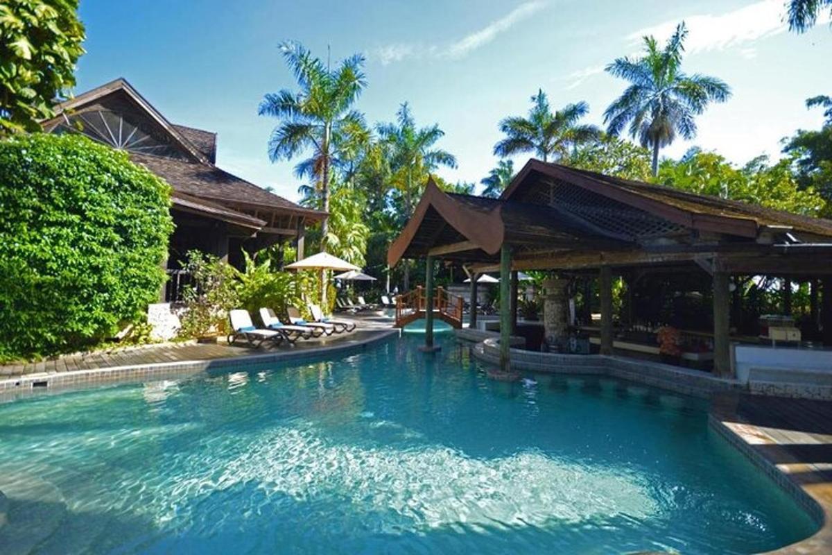 una grande piscina davanti a una casa
