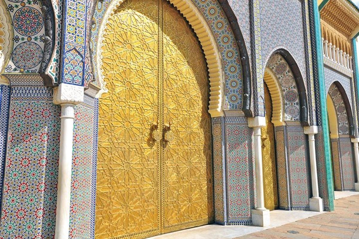 pintu emas yang besar pada bangunan dengan gerbang