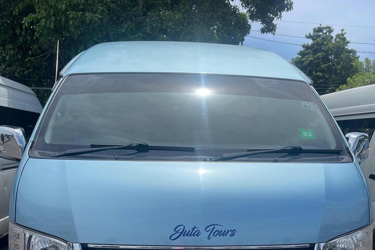 il parabrezza anteriore di un'auto bianca in un parcheggio