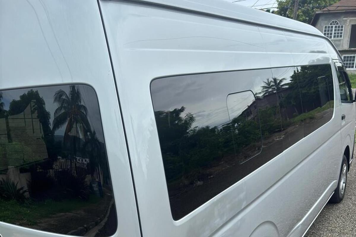 un furgone bianco parcheggiato davanti a una casa