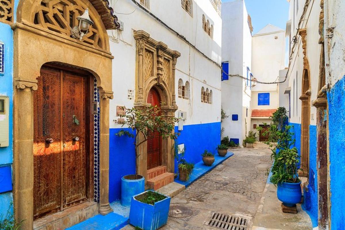 lorong dengan bangunan biru dan putih serta pintu
