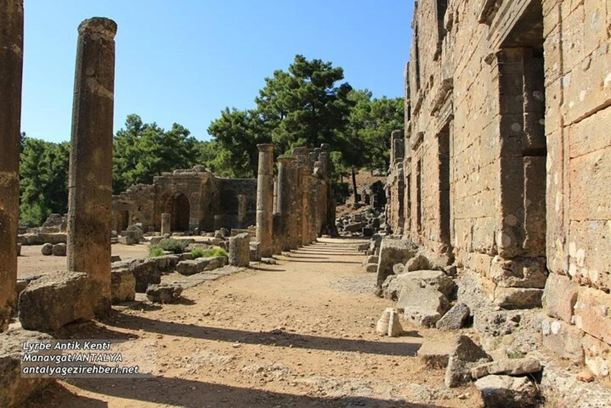 un vicolo tra le rovine dell'antica città