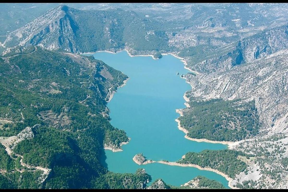 una vista aerea di un lago in montagna