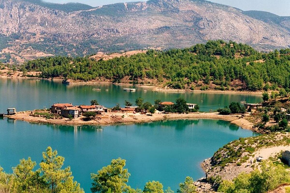 un'isola in mezzo a uno specchio d'acqua