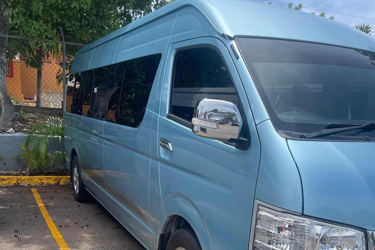 un furgone blu parcheggiato in un parcheggio