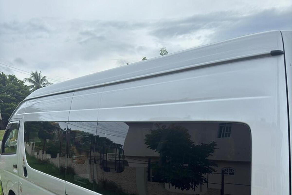 un furgone bianco con un riflesso sul lato