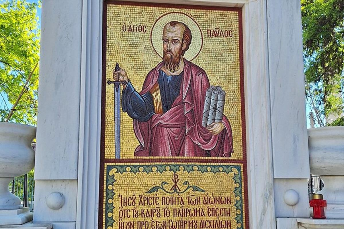mozaika boha na stěně budovy
