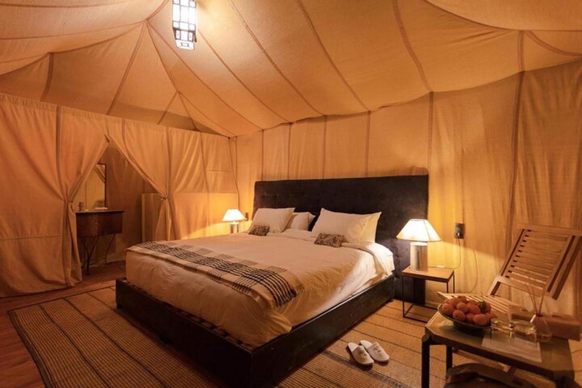 um quarto com uma cama em uma barraca