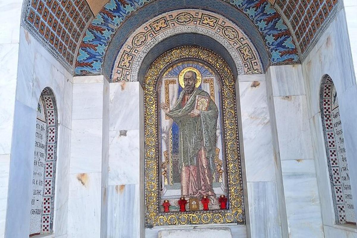 eine Kirche mit einem Gemälde an der Seite eines Gebäudes