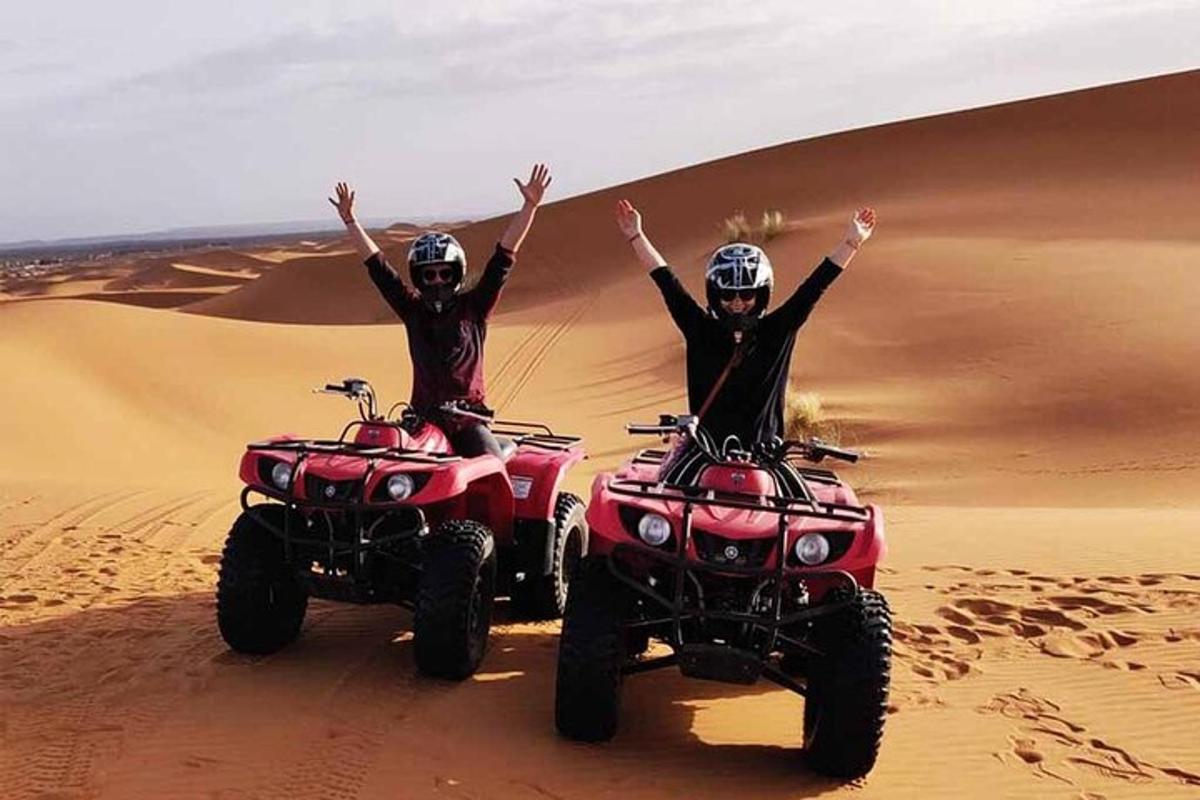 Çölde ATV'ye binen iki kişi