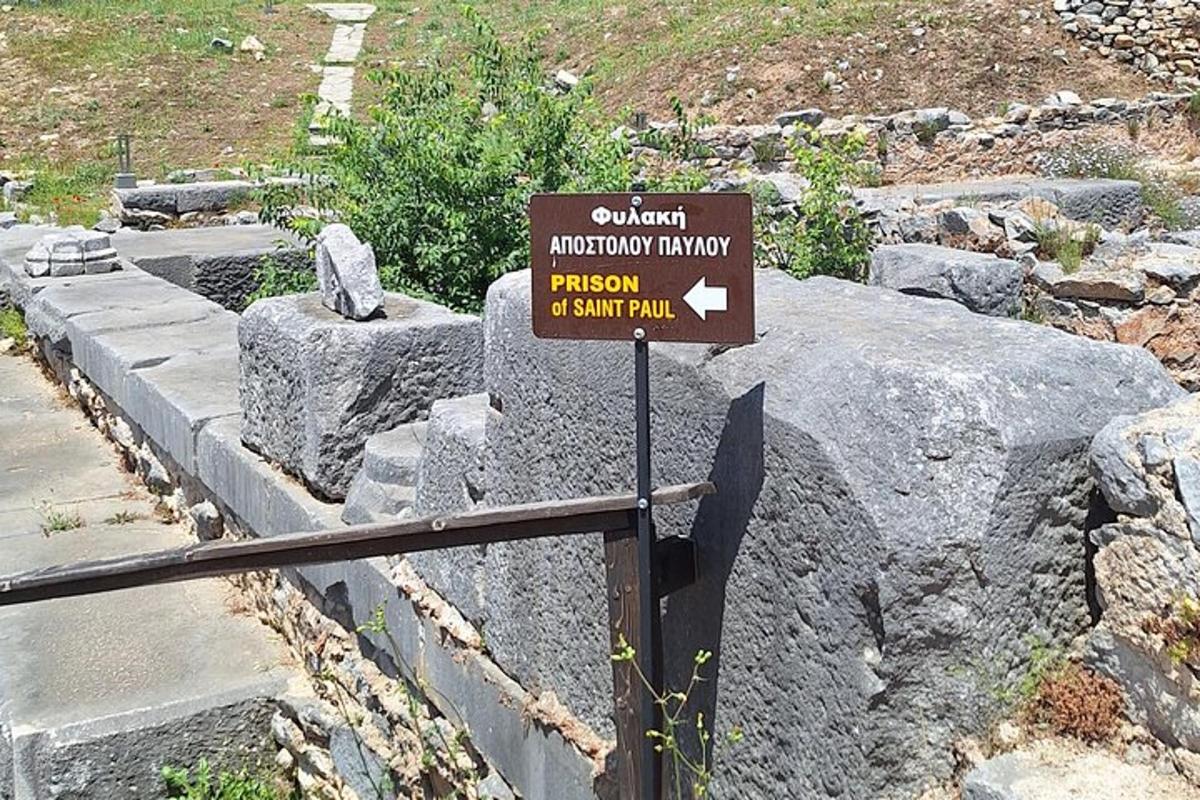 egy tábla, ami néhány szikla oldalán van