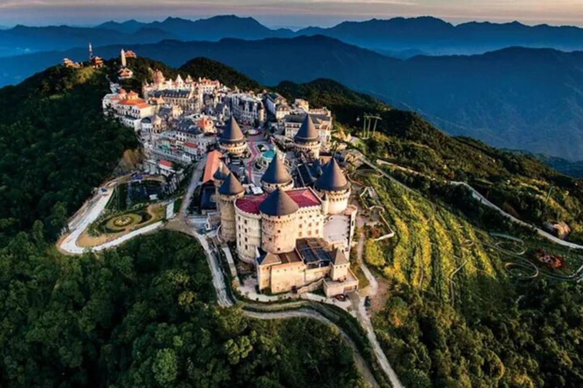 letecký pohled na hrad na hoře