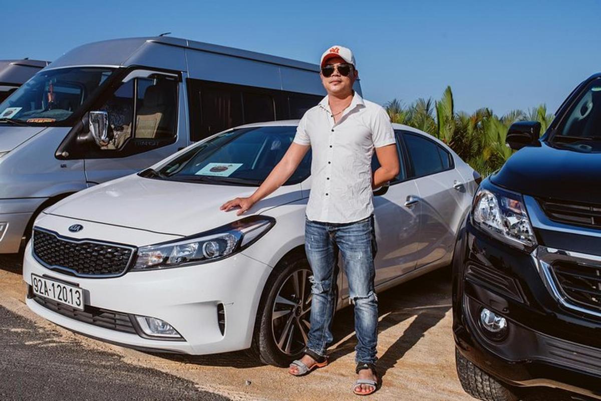 un uomo è in piedi accanto a un'auto bianca