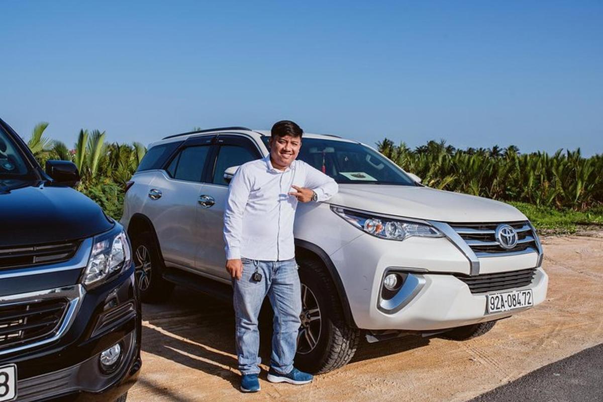 un uomo è in piedi davanti a un'auto