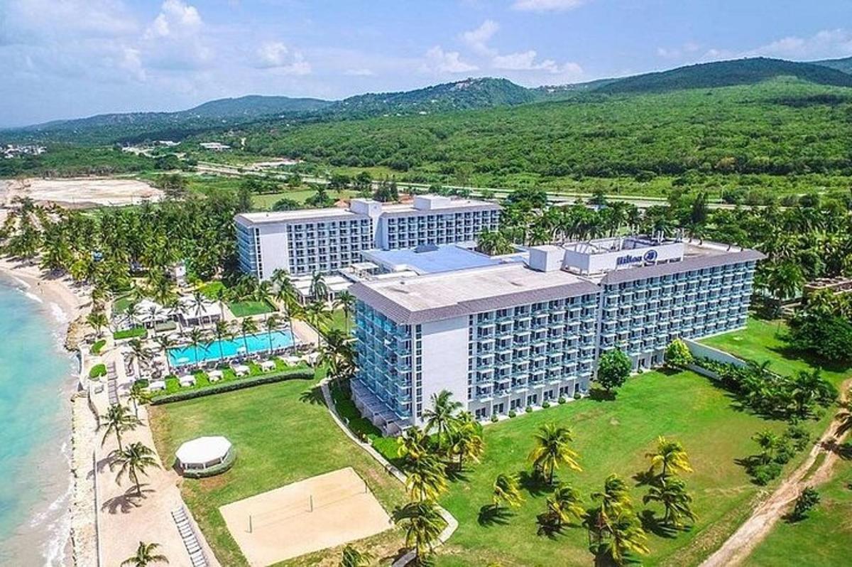 letecký pohled na hotel a pláž