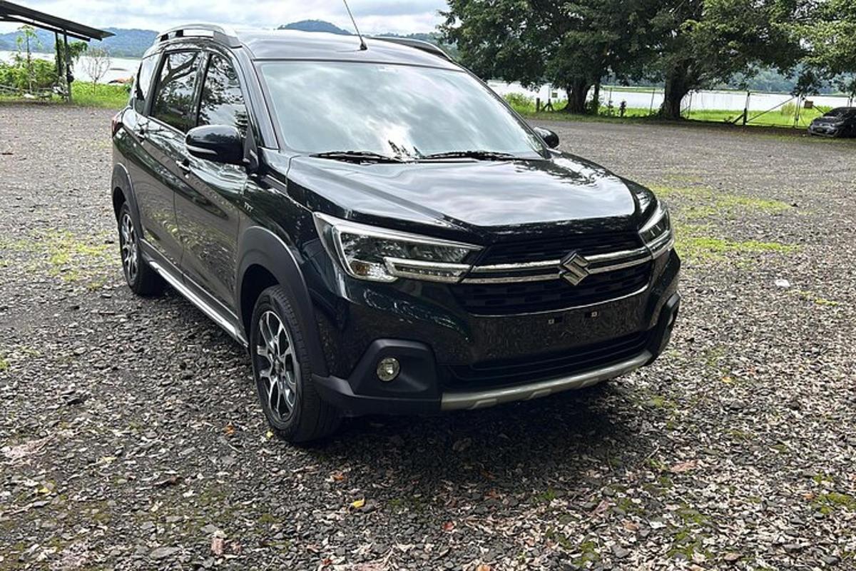 um caminhão preto estacionado em um estacionamento