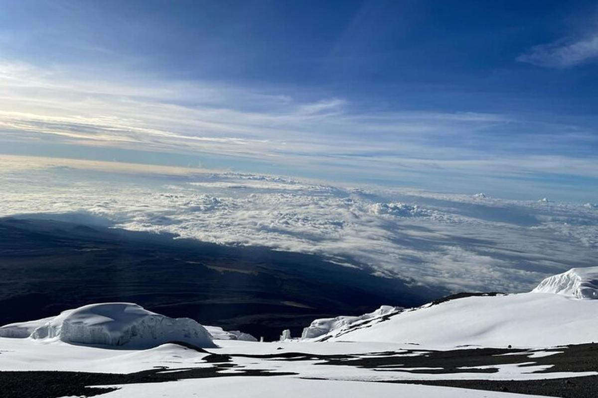 útsýni af toppi snæþakins fjalls