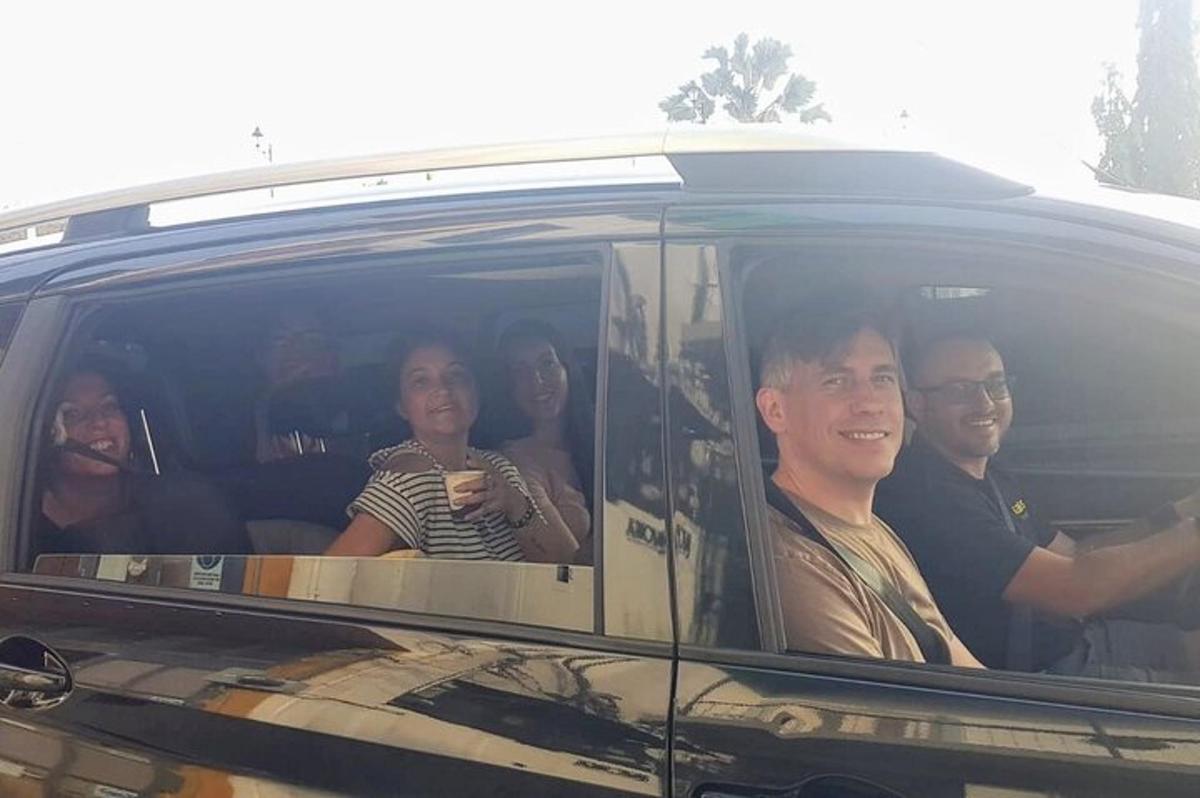 un grupo de personas sentadas en la parte trasera de un coche