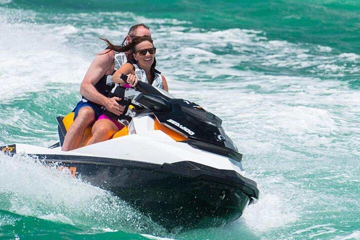 zwei Personen fahren auf einem Jetski im Wasser