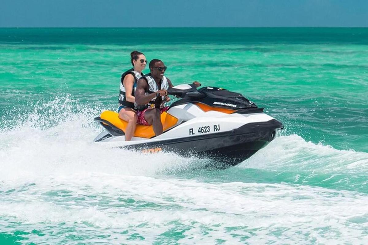dua orang menaiki jet ski di dalam air
