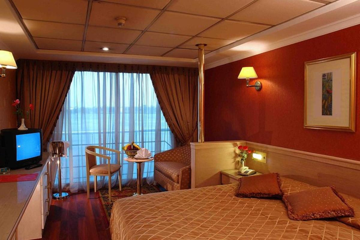 una habitació d'hotel amb un llit i un televisor
