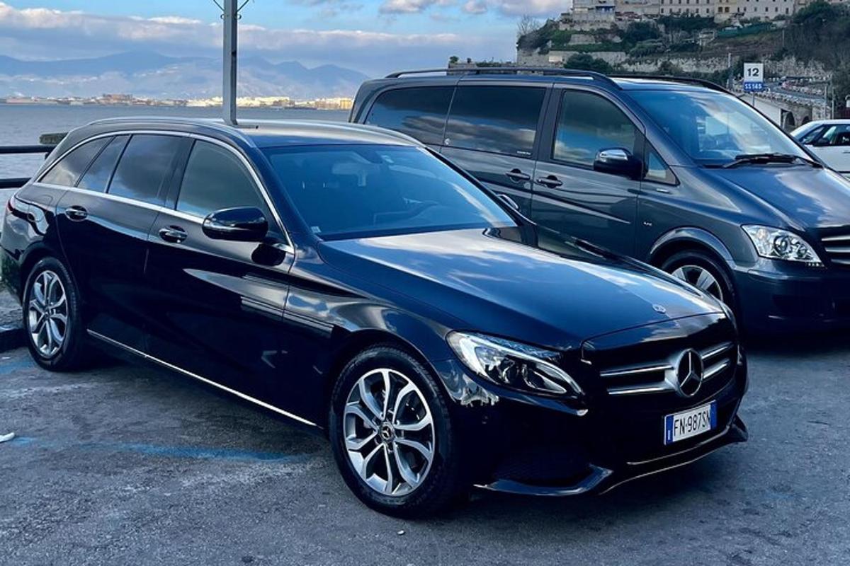 černé auto zaparkované na parkovišti