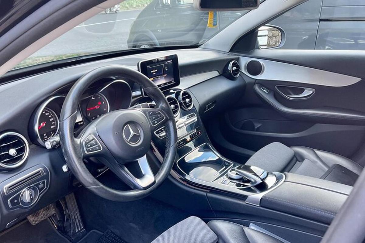 pohled do interiéru vozu Acedes Benz